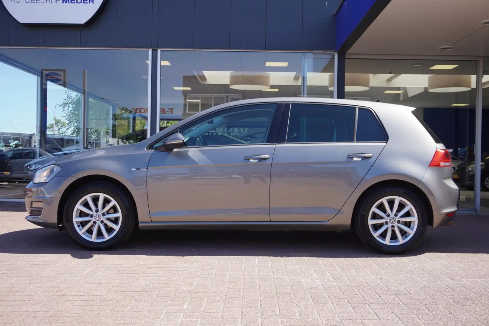 Volkswagen Golf 1.2 TSI Connected Series | 5deurs | Automaat | Air Grijs - 2