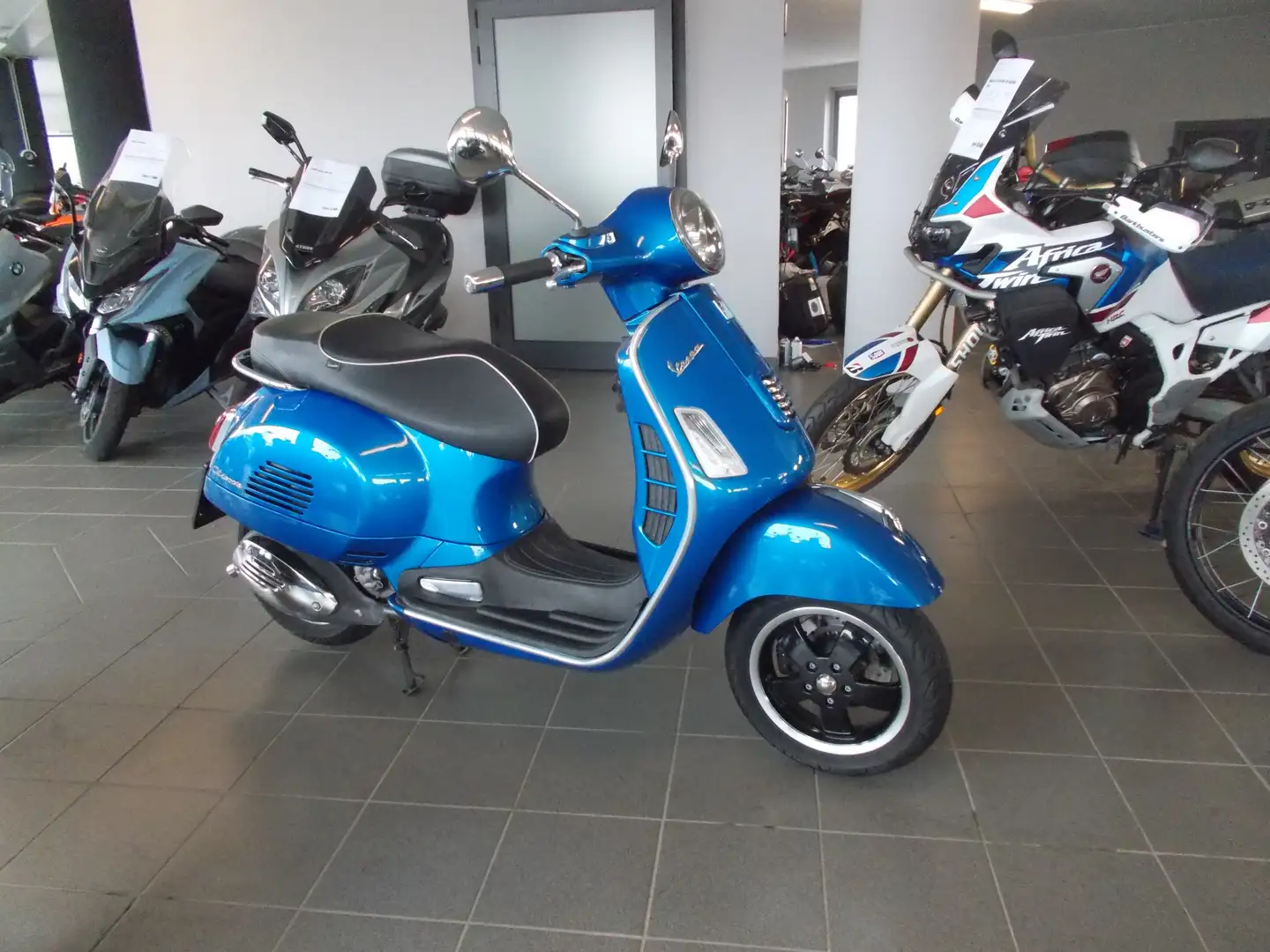 Vespa GTS Super 300 Kék - 1