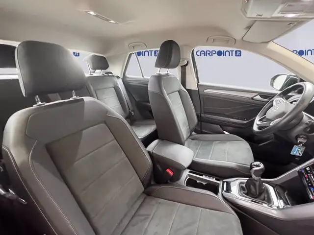 Volkswagen T-Roc view 9