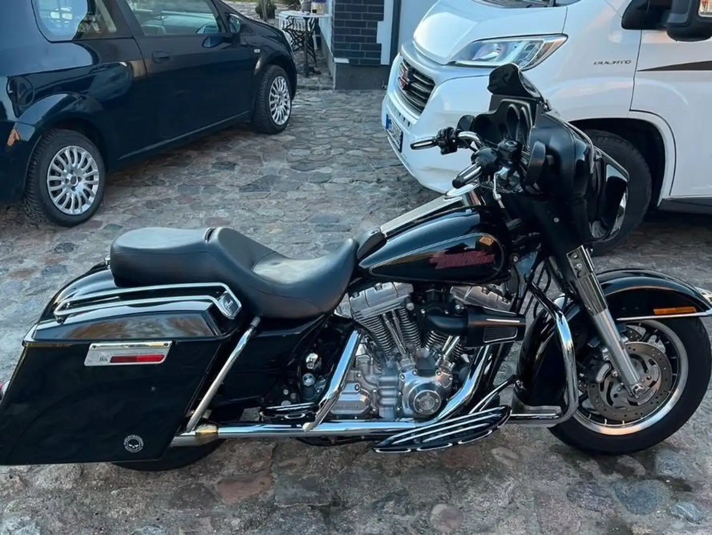 Harley-Davidson Dyna Glide E-Glide FLHT Schwarz - 1