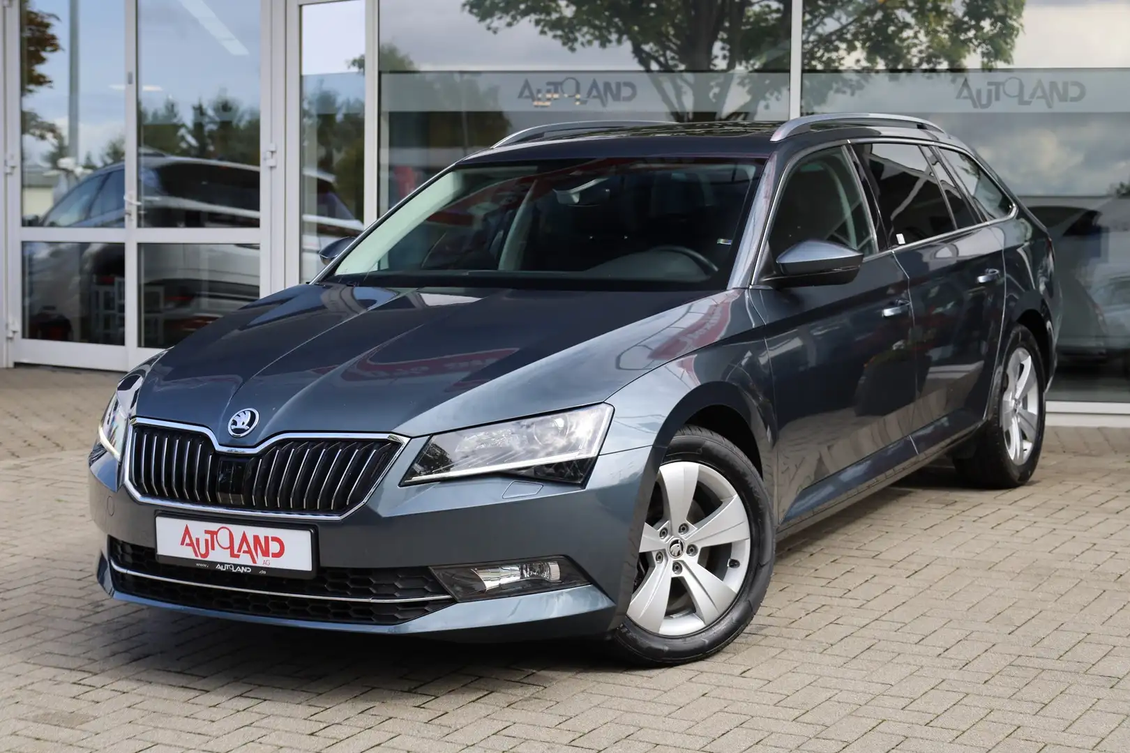 Skoda Superb Combi 1.4 TSI Style Bi-Xenon Navi ACC AHK Grau - 2