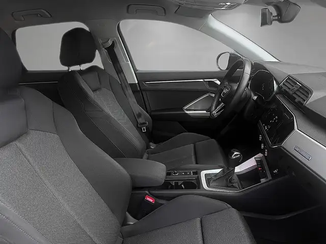 Audi Q3 view 8