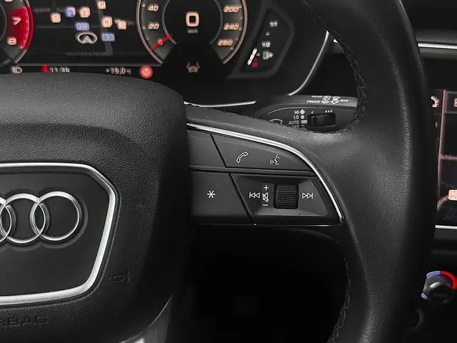 Audi Q3 view 12