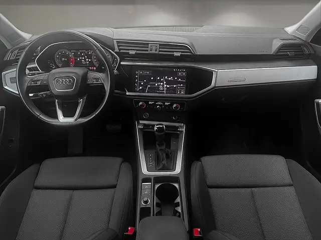 Audi Q3 view 9