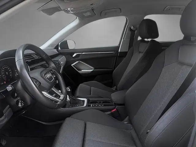 Audi Q3 view 7