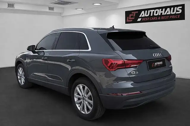Audi Q3 view 3