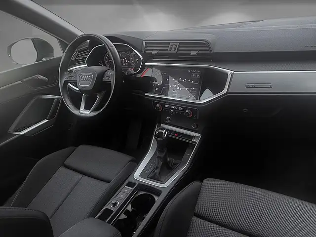 Audi Q3 view 10