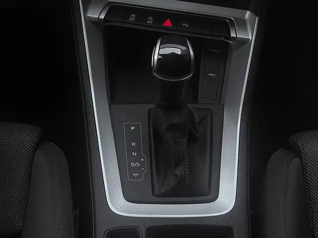 Audi Q3 view 16