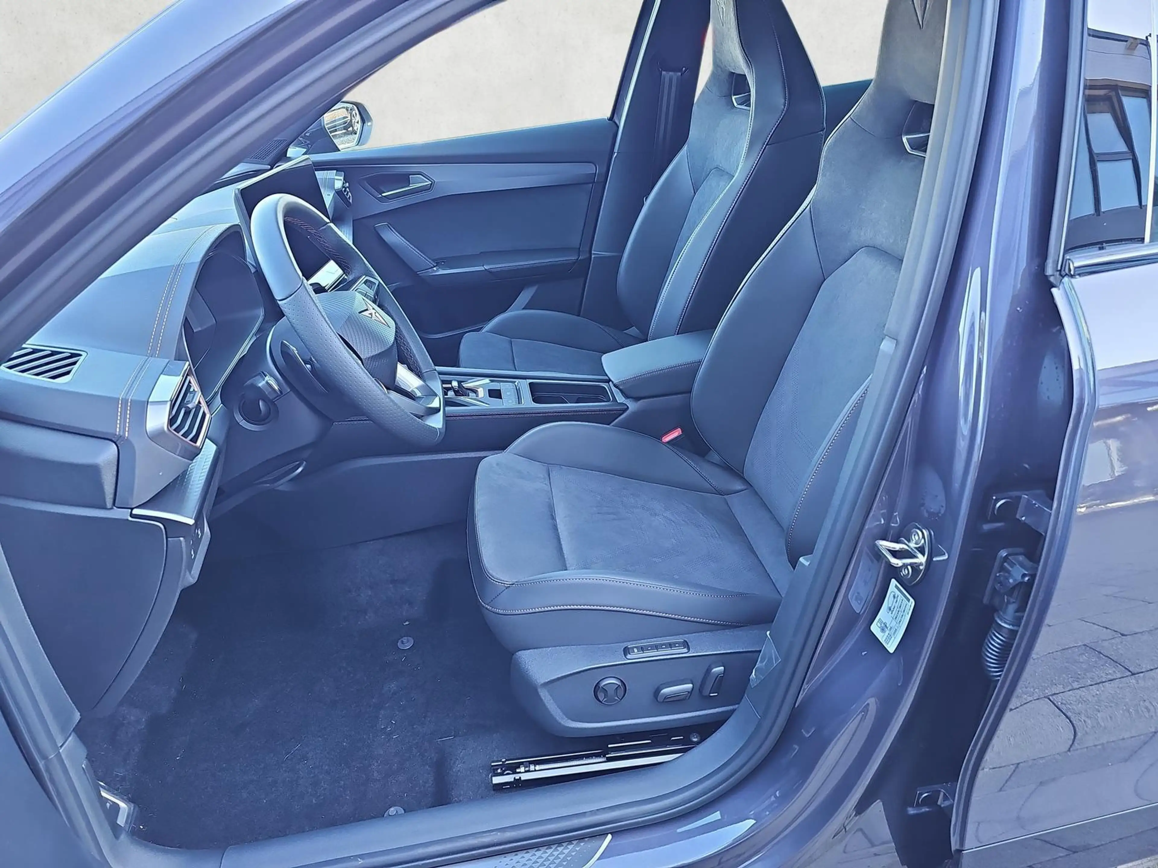 CUPRA Formentor VZ 2.0 TSI 245 kW 4Drive DSG 5JGar Matrix AHK 2... — photo 9