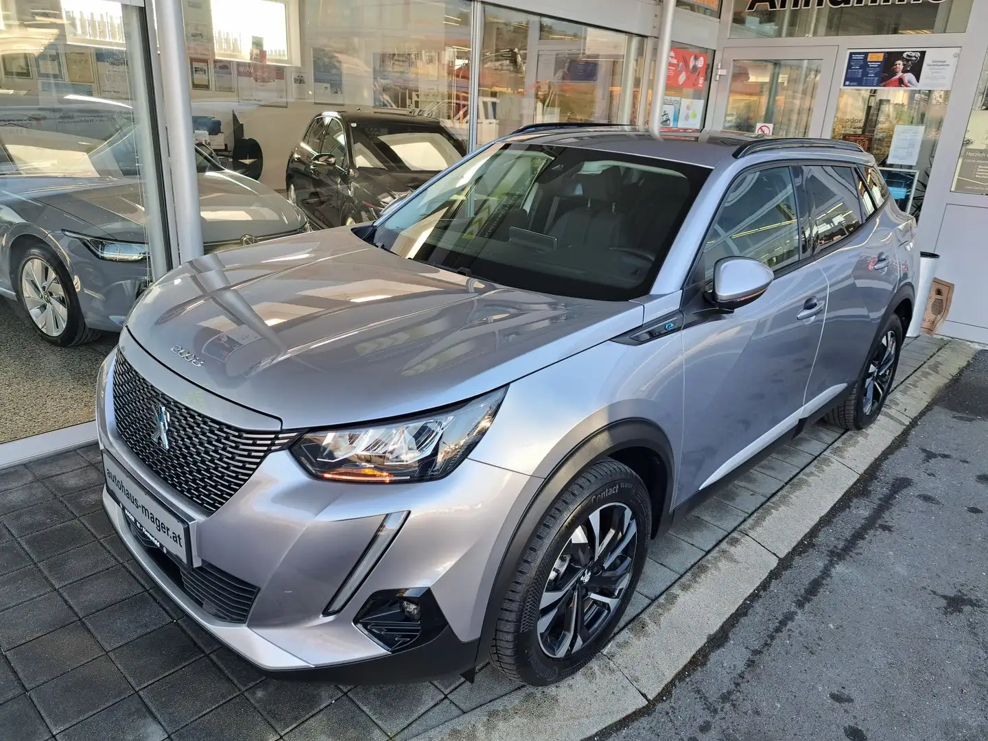 Peugeot e-2008 Peugeot e-2008 50kWh Allure Pack Grau - 2