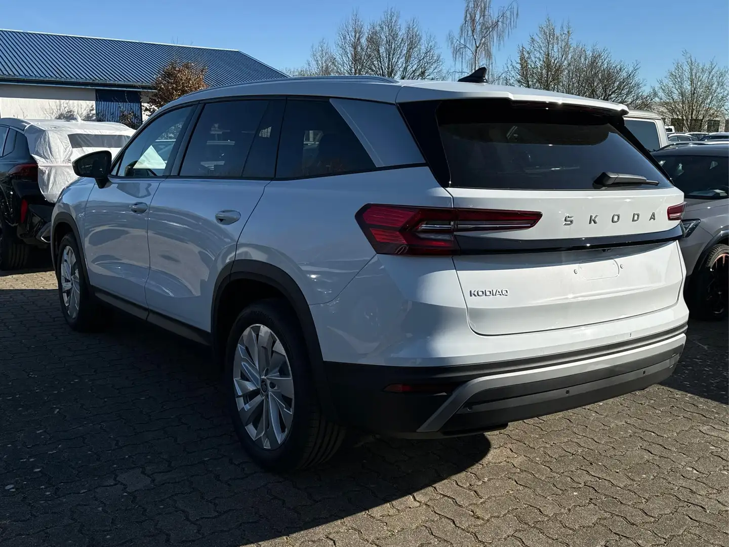 Skoda Kodiaq Selection DSG+AHK+NAVI+19'' ALU+ACC+KAMERA 1.5T... Weiß - 2