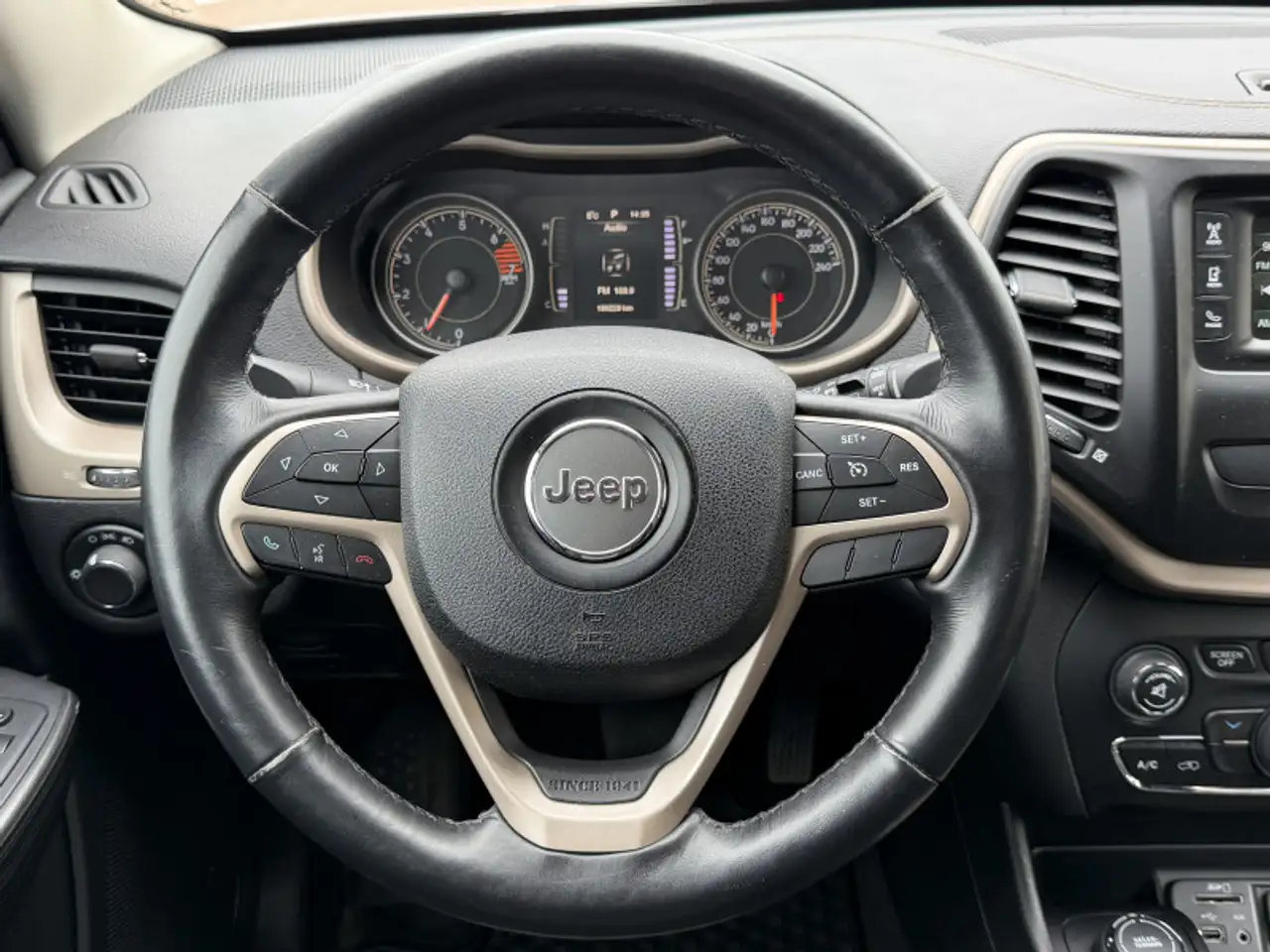 Jeep Cherokee снимка Jeep Cherokee