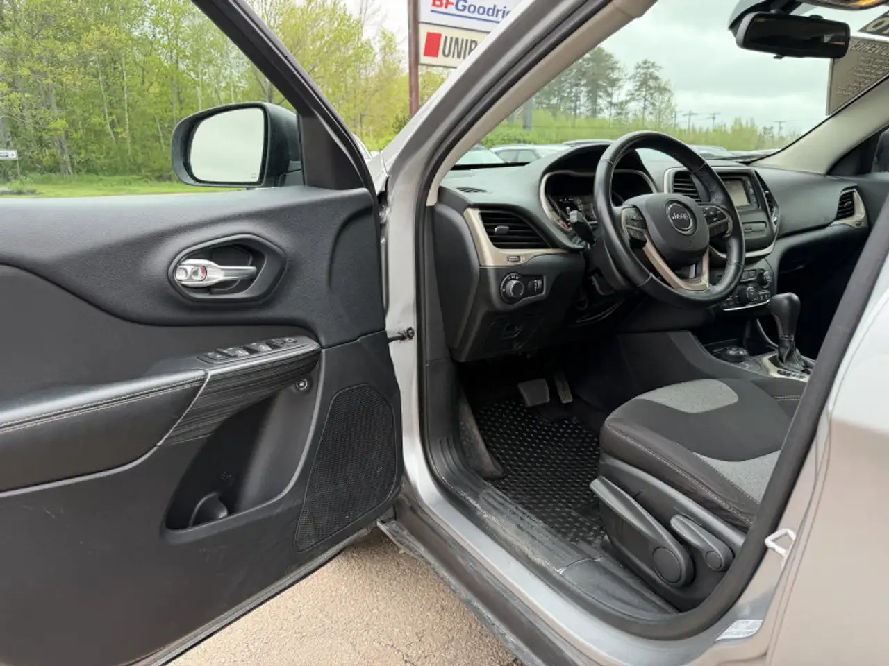 Jeep Cherokee снимка Jeep Cherokee
