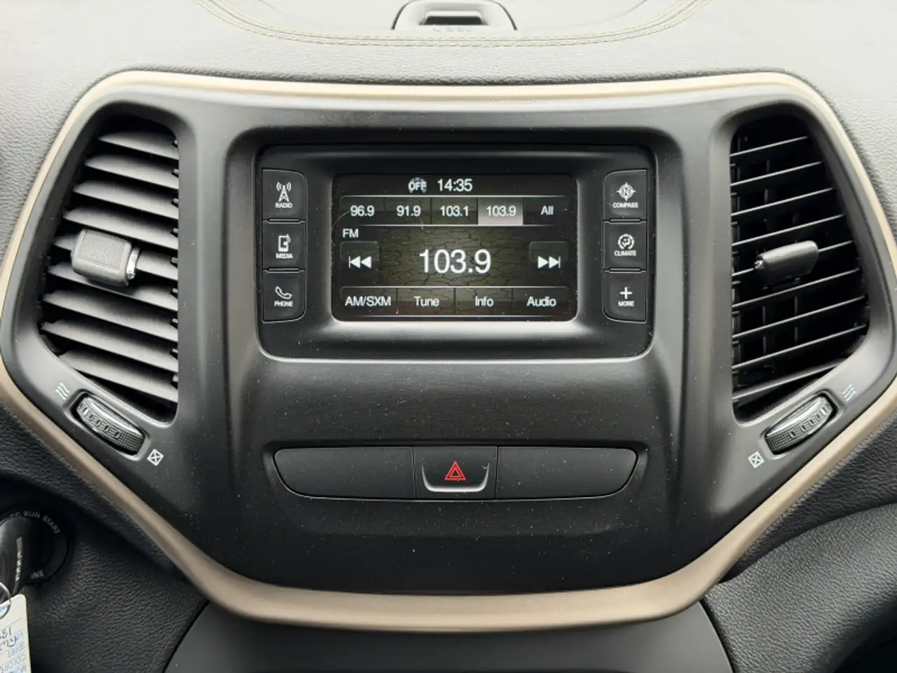 Jeep Cherokee снимка Jeep Cherokee