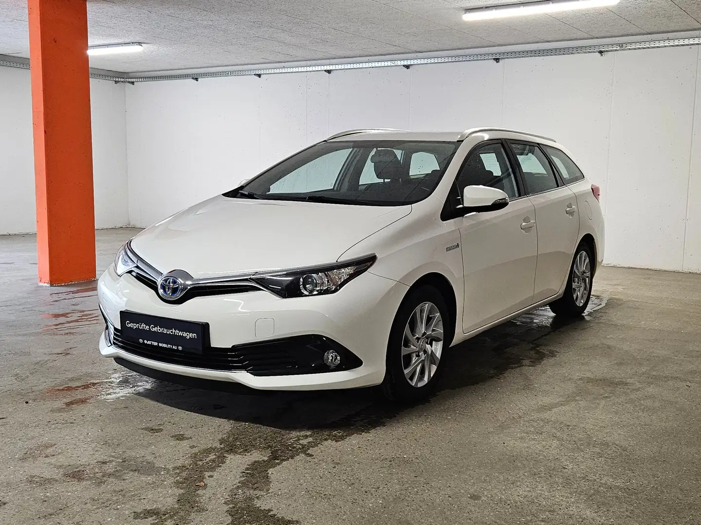 Toyota Auris TS 1,8 VVT-i Hybrid Active Weiß - 1