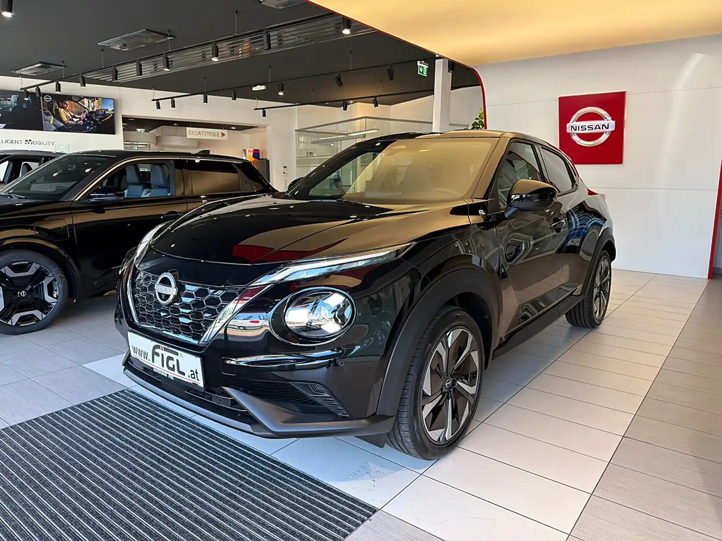 Nissan Juke 1,6 Hybrid N-Connecta Aut. Schwarz - 1