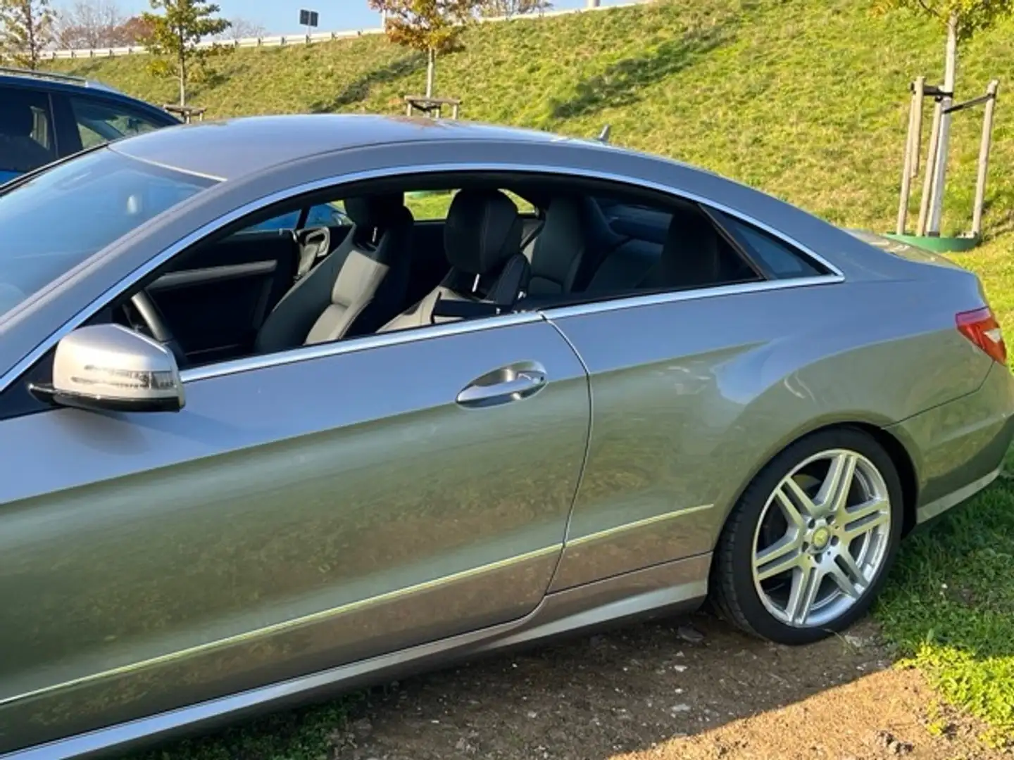 Mercedes-Benz E 250 E 250 CDI Coupe 7G-TRONIC Срібний - 2