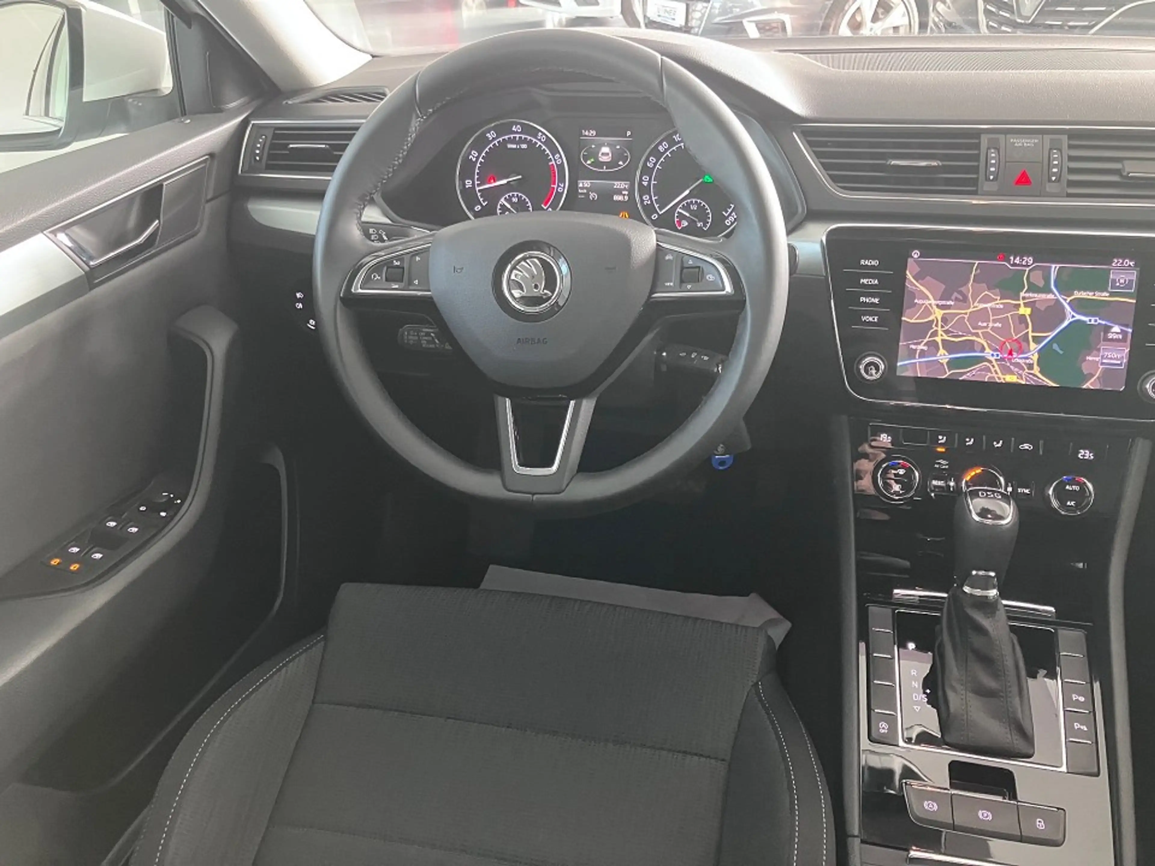 Skoda Superb Combi 1.5 TSI Ambition Automatik - Navi/ Xenon/ PD — photo 8