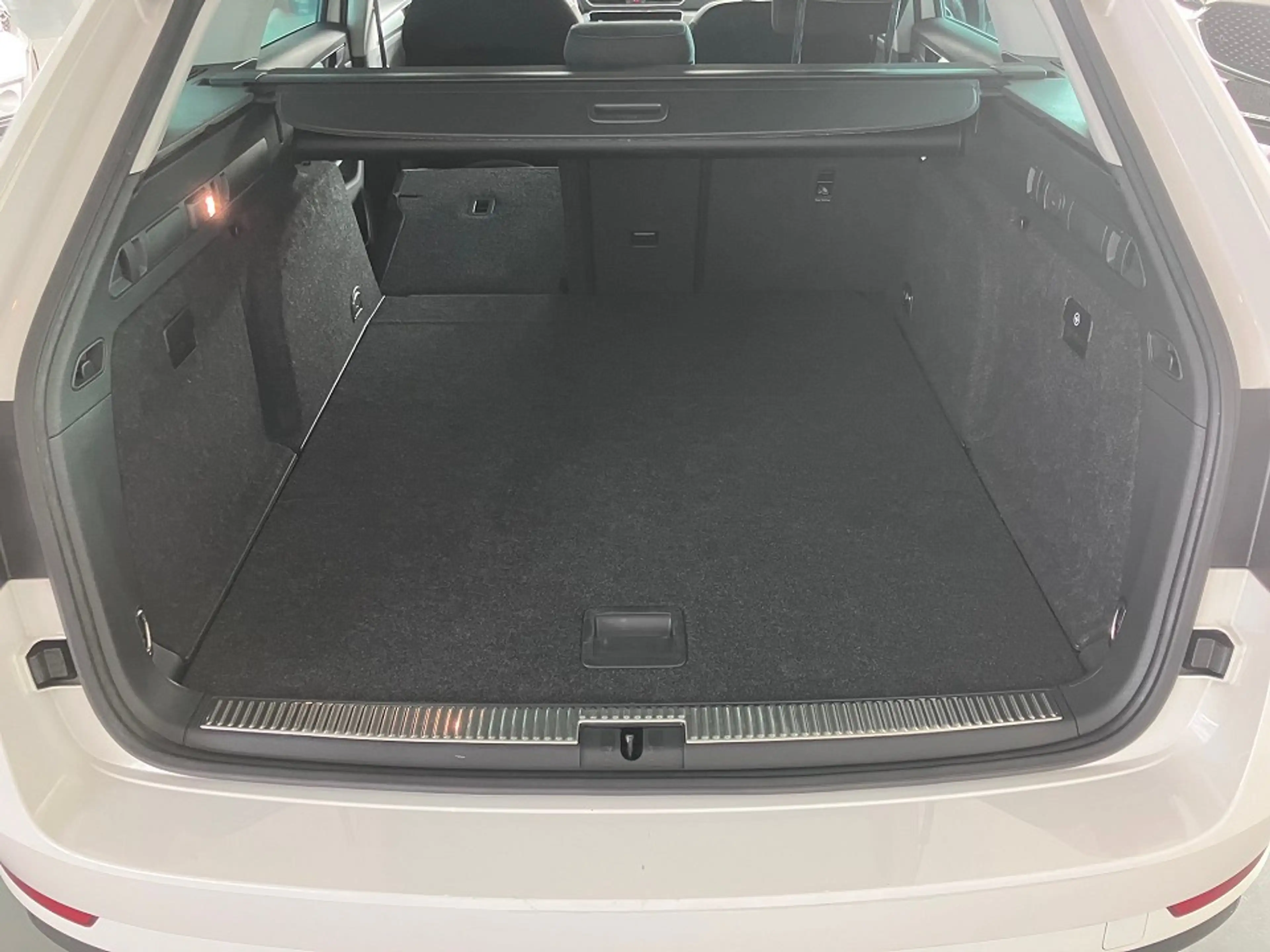 Skoda Superb Combi 1.5 TSI Ambition Automatik - Navi/ Xenon/ PD — photo 5