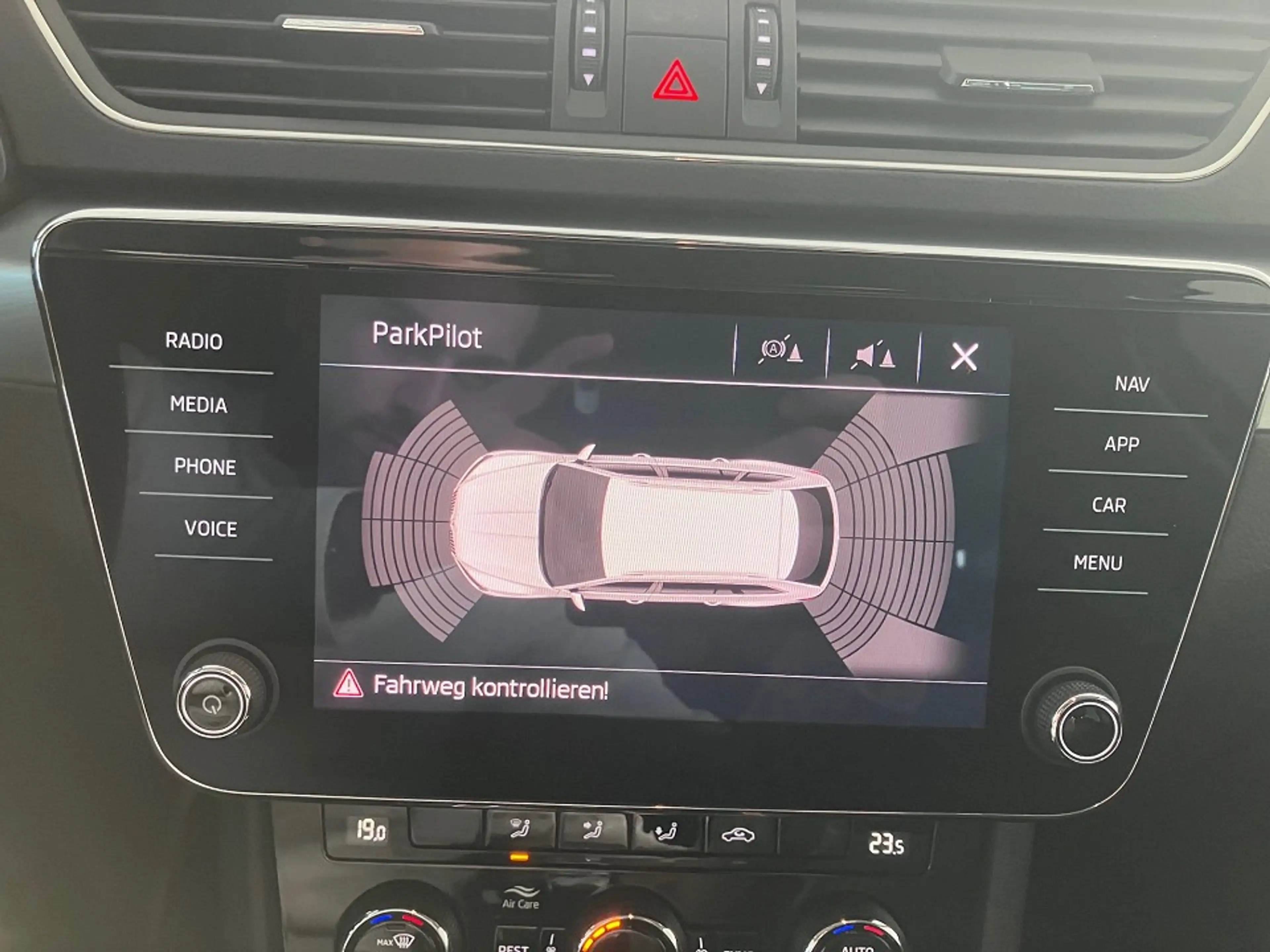 Skoda Superb Combi 1.5 TSI Ambition Automatik - Navi/ Xenon/ PD — photo 12