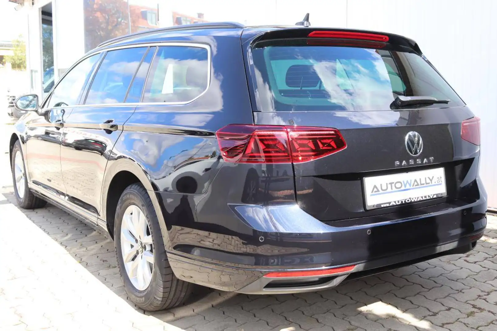 Volkswagen Passat Variant Business 2,0 SCR TDI DSG Schwarz - 2