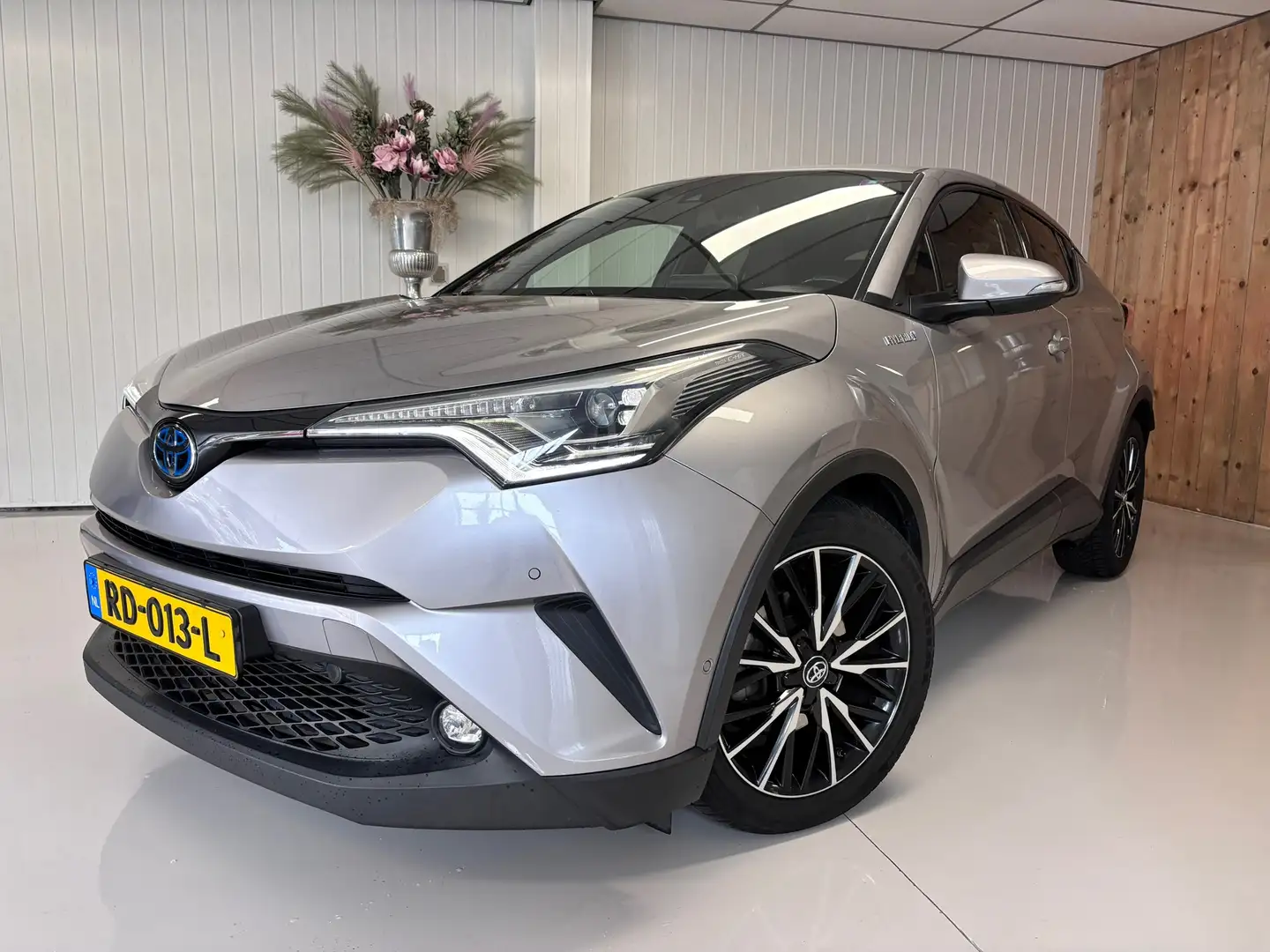 Toyota C-HR 1.8 Hybrid Executive, AUTOMAAT, NAVI, CRUISE CONTR Gris - 1