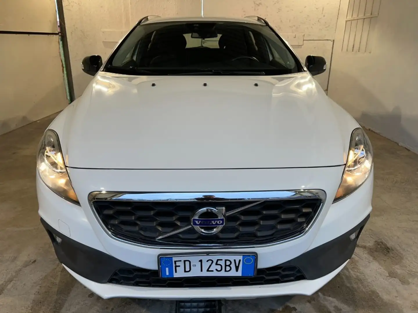 Volvo V40 Cross Country D2 Geartronic Kinetic Blanc - 2