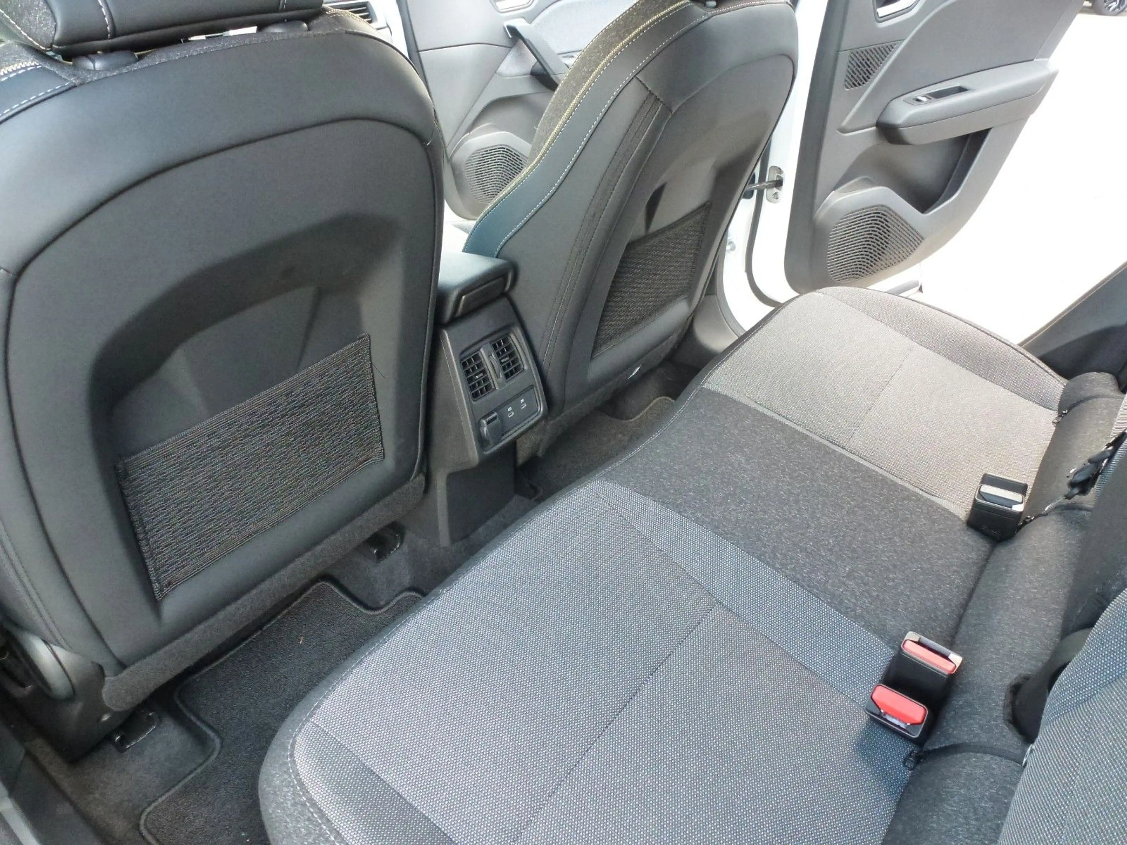 Renault Captur Mild Hybrid 160 EDC Techno — photo 10