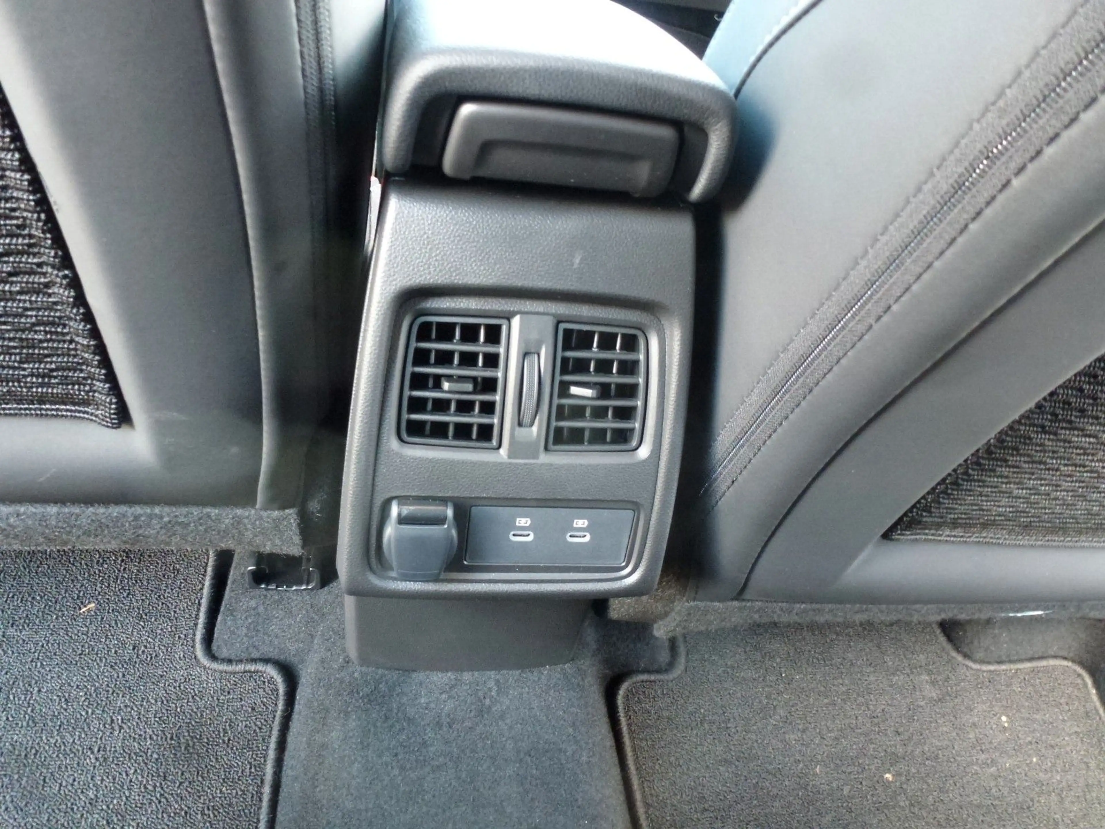 Renault Captur Mild Hybrid 160 EDC Techno — photo 11