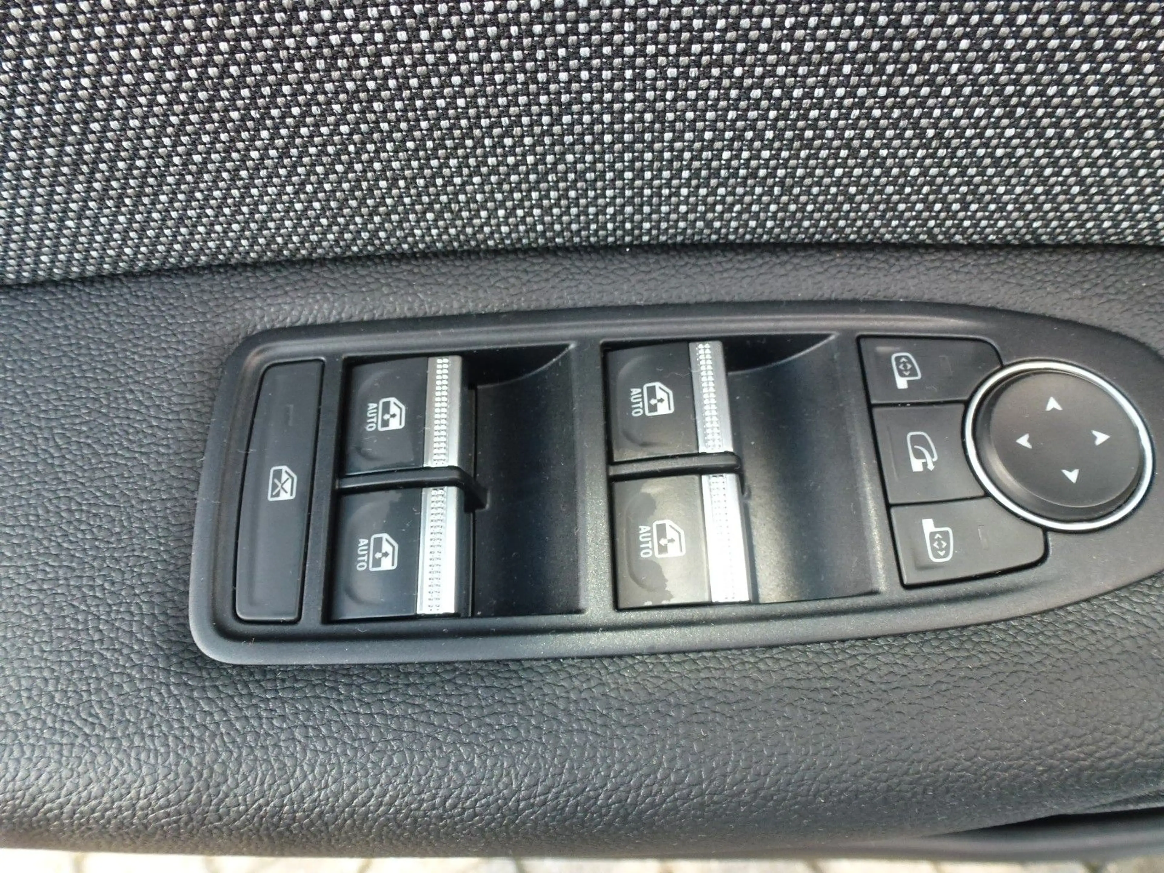 Renault Captur Mild Hybrid 160 EDC Techno — photo 15