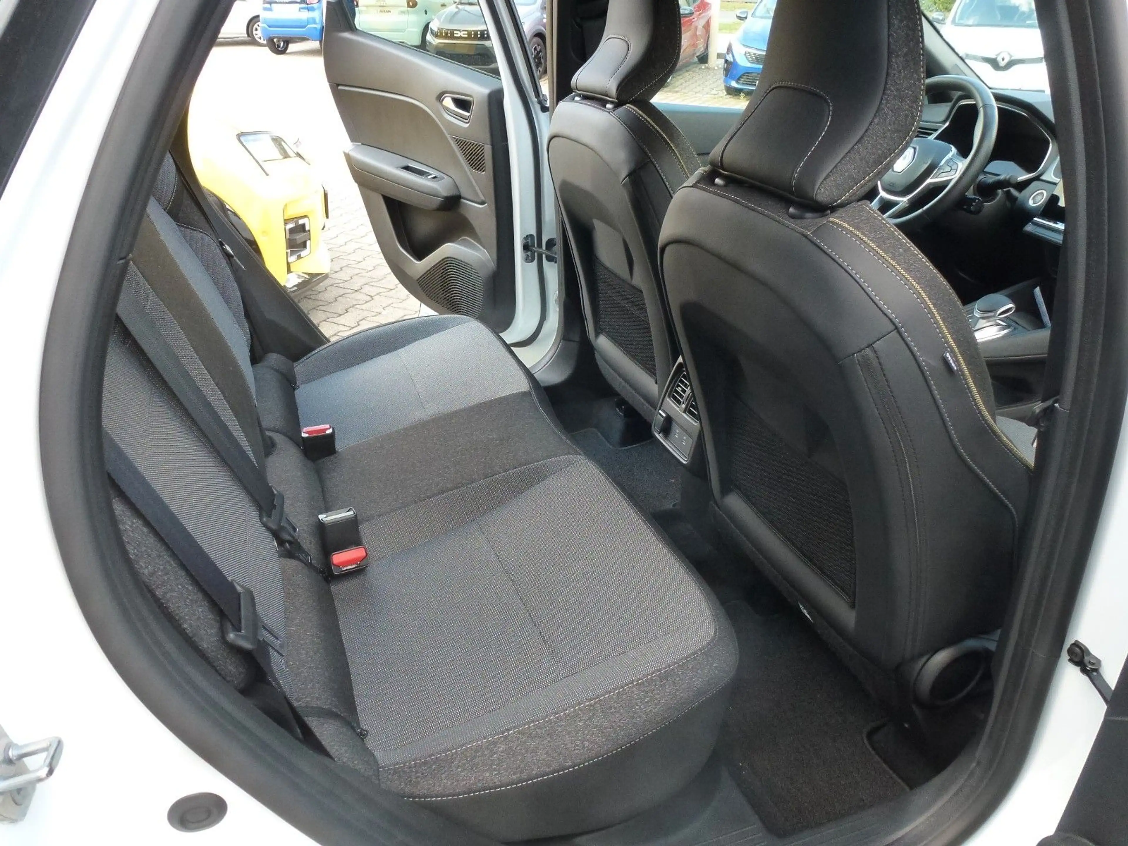 Renault Captur Mild Hybrid 160 EDC Techno — photo 12