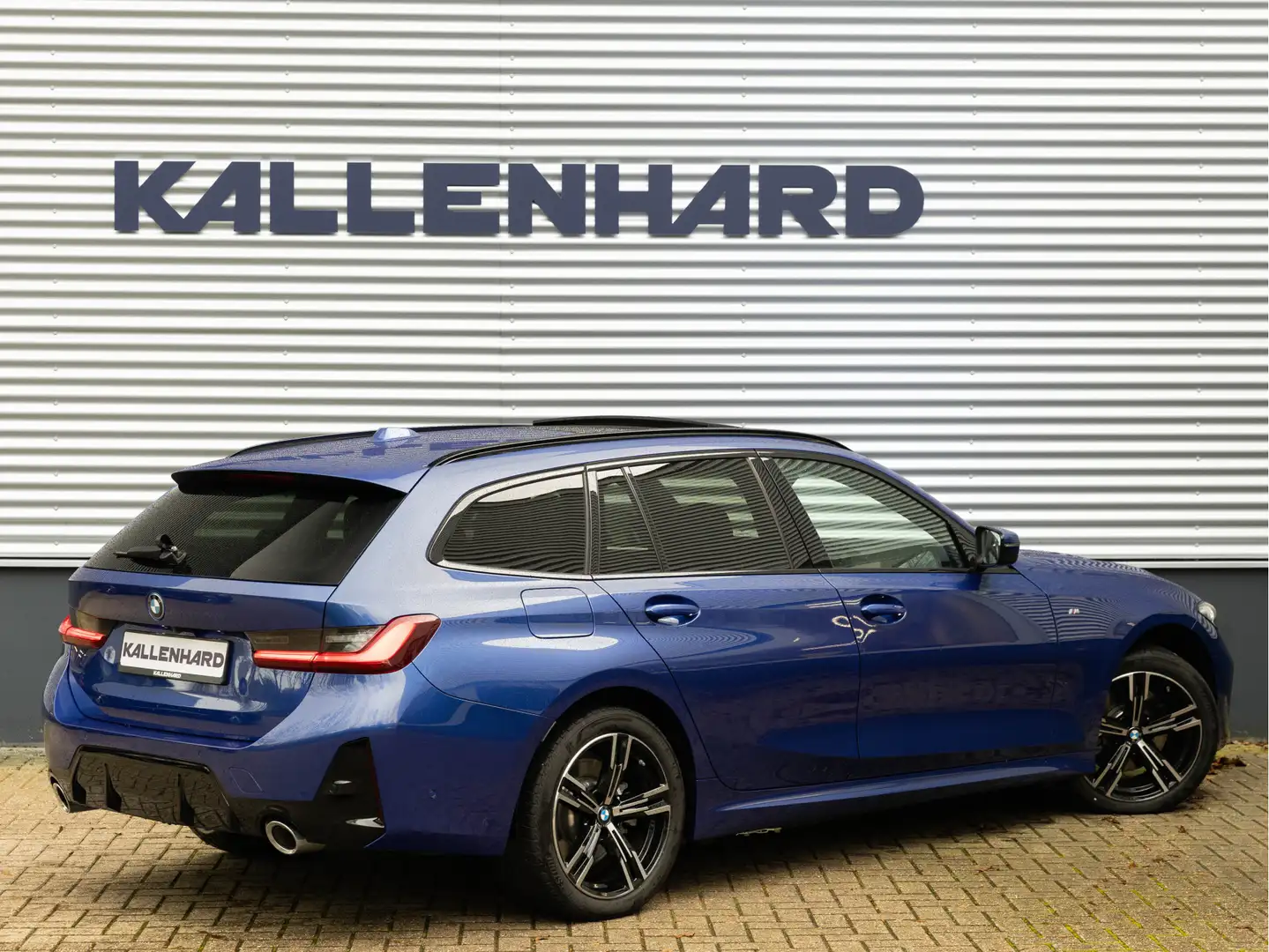 BMW 330 3-serie Touring 330e M-Sport - Pano - Trekhaak - A Bleu - 2