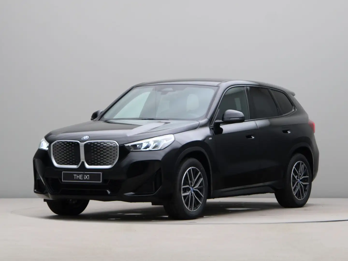 BMW iX1 eDrive20 M Sport Zwart - 1