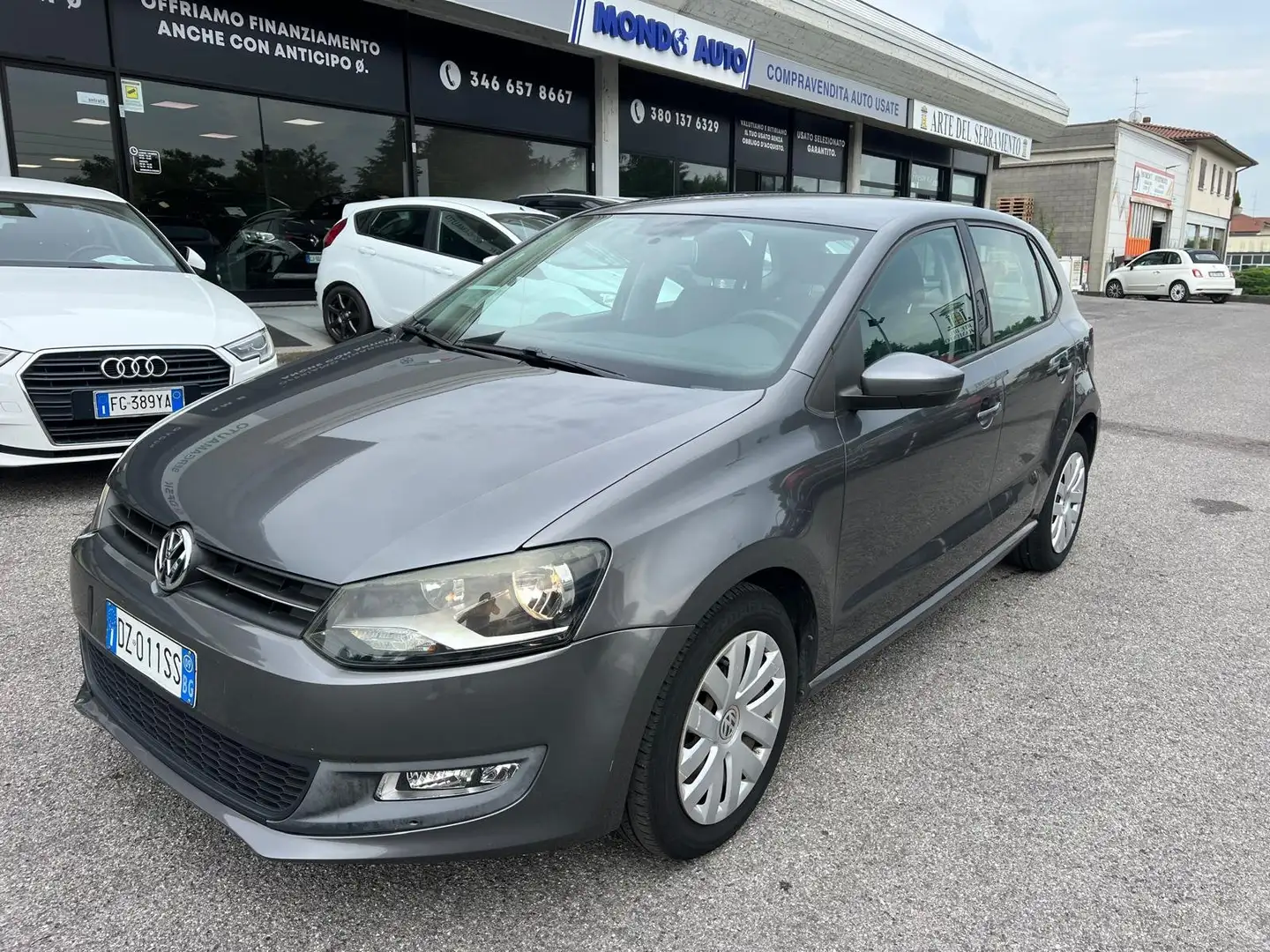 Volkswagen Polo 5p 1.2 Comfortline 70cv Gris - 1