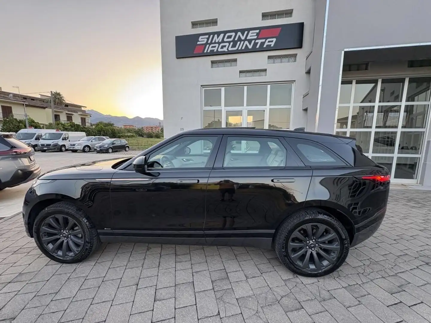 Land Rover Range Rover Velar 2.0D I4 240 CV R-Dynamic SE Nero - 2