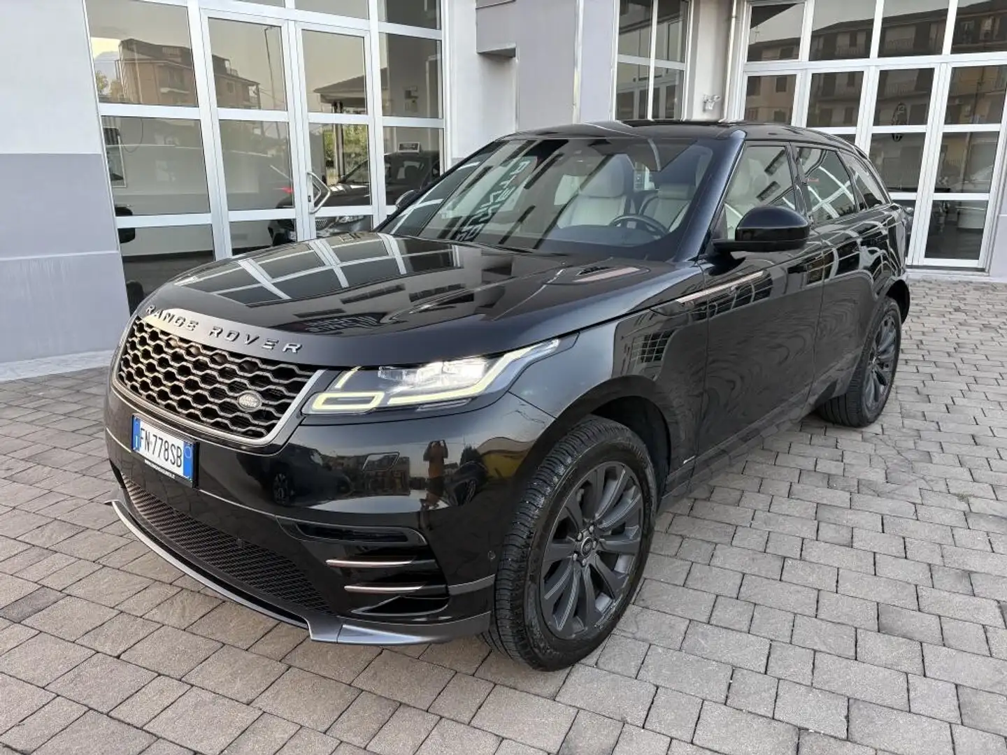 Land Rover Range Rover Velar 2.0D I4 240 CV R-Dynamic SE Nero - 1