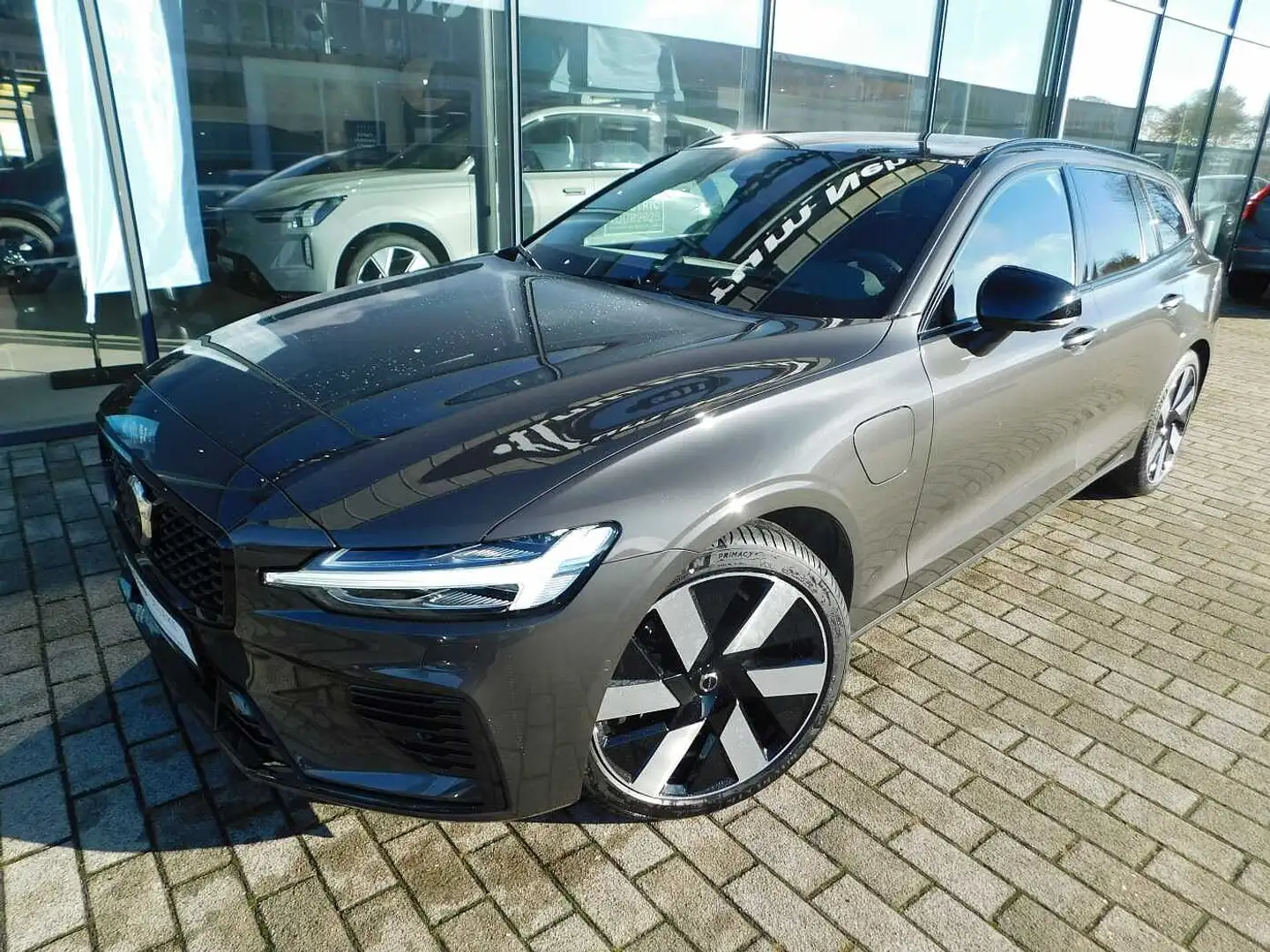 Volvo V60 T6 Recharge AWD Ultra Dark Grau - 1