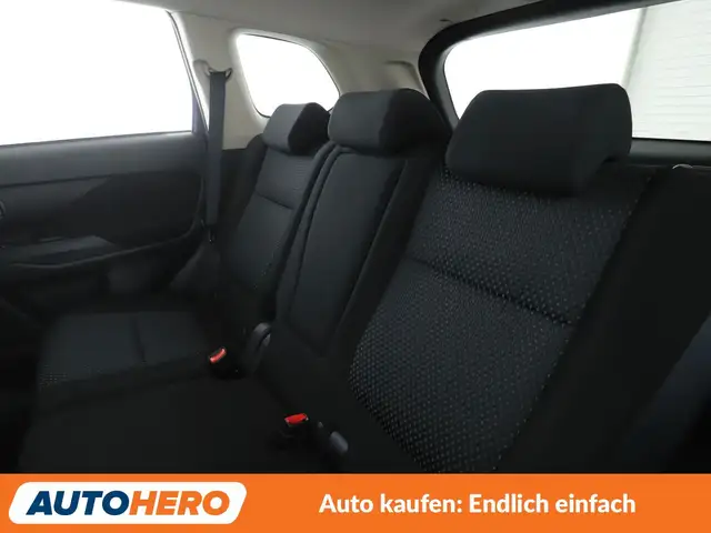 Mitsubishi Outlander view 14