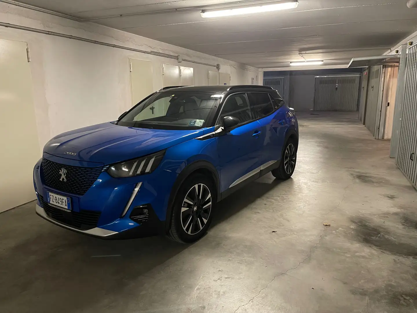 Peugeot e-2008 modello GT con autonomia batteria 100% 310 km Albastru - 1