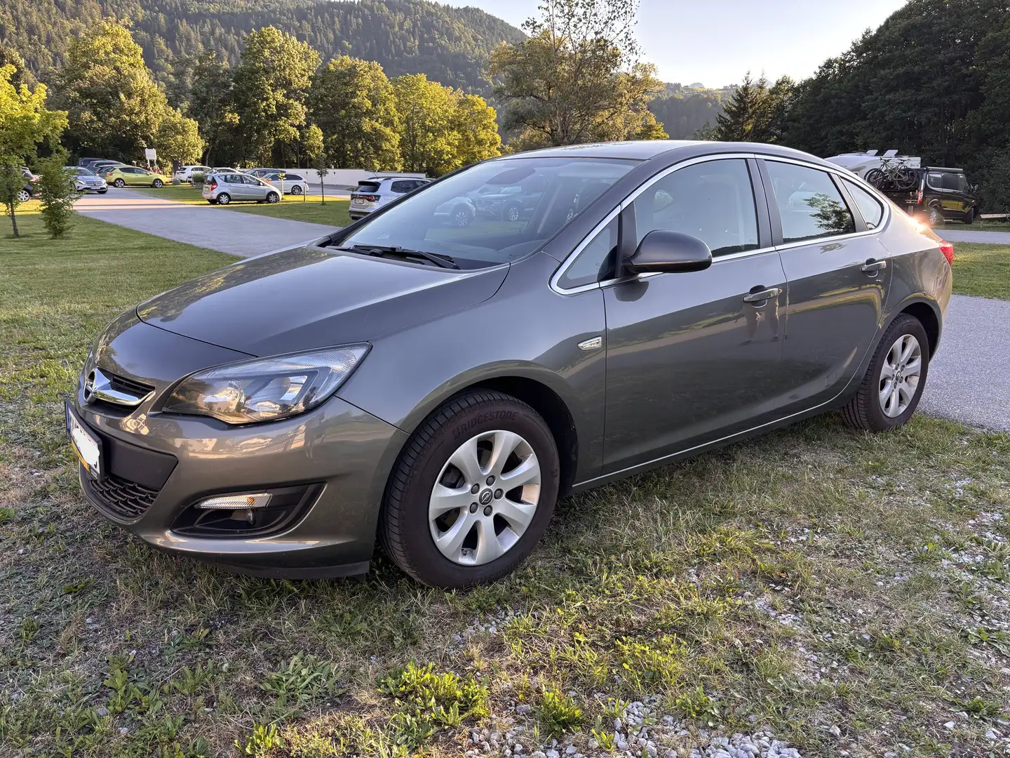 Opel Astra Opel Astra Limousine 1.4 Turbo 140 PS Active Upgrade + Business Grau - 1
