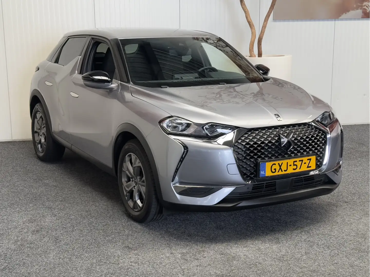DS Automobiles DS 3 Crossback 1.2 PURE TECH LOUVRE CRUISE CONTROL NAVIGATIE APPL Grijs - 2