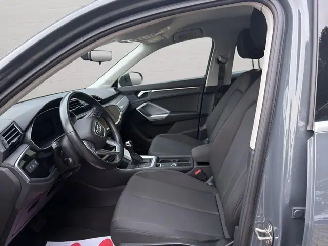 Audi Q3 view 9