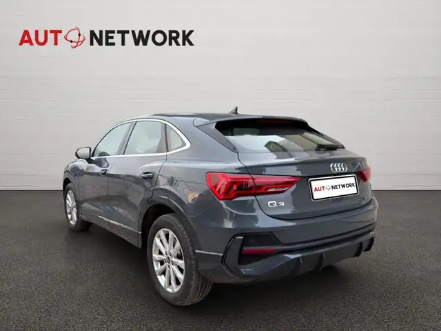 Audi Q3 view 3