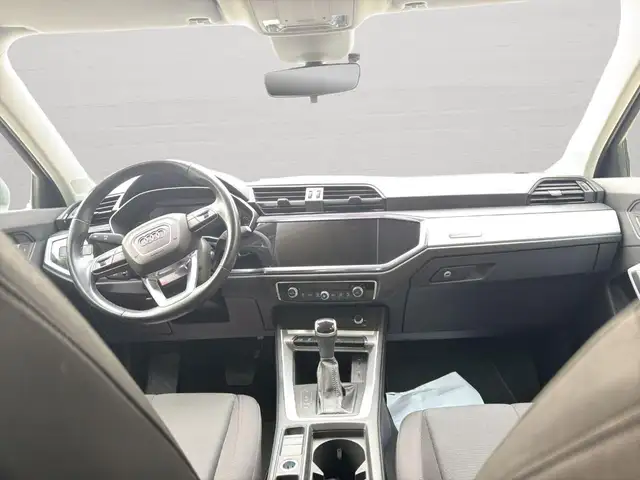 Audi Q3 view 8