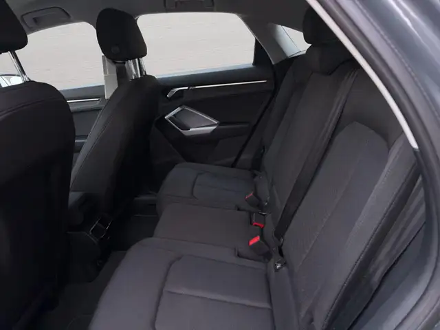 Audi Q3 view 10