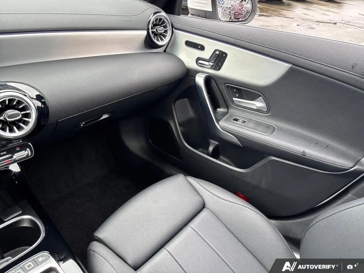 Mercedes-Benz CLA снимка Mercedes-Benz CLA
