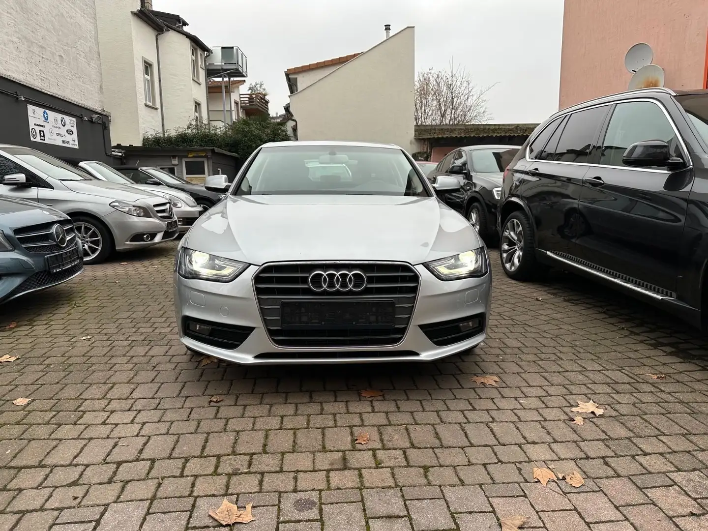 Audi A4 Lim. Attraction 2.Hand Xenon Scheckheft ! Silber - 2