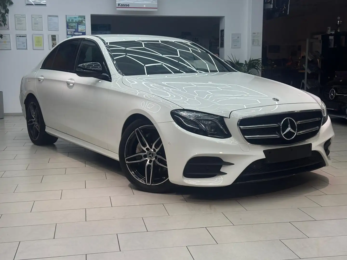 Mercedes-Benz E 220 d AMG Line Automatik Navi Weiß - 1