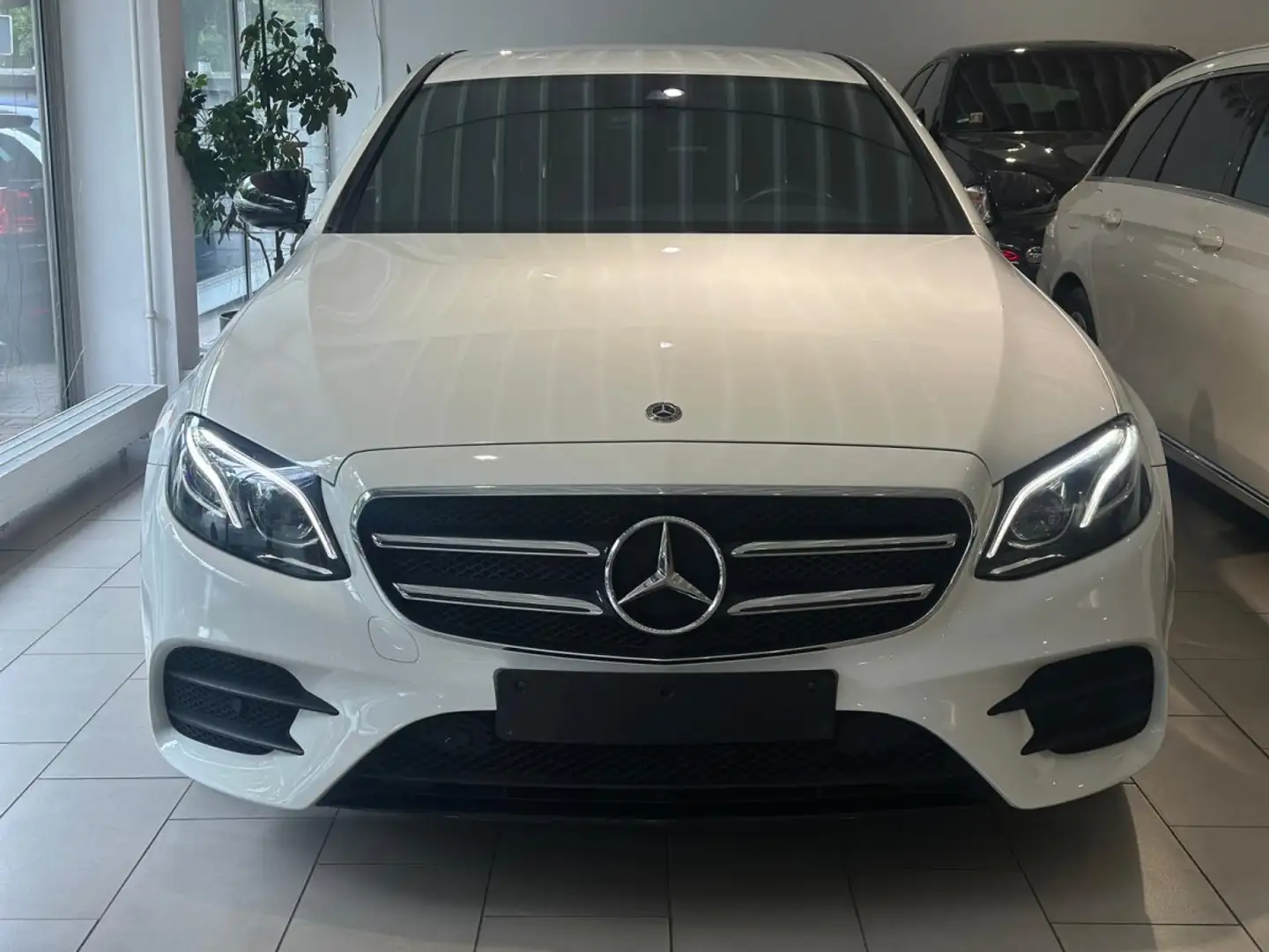 Mercedes-Benz E 220 d AMG Line Automatik Navi Weiß - 2