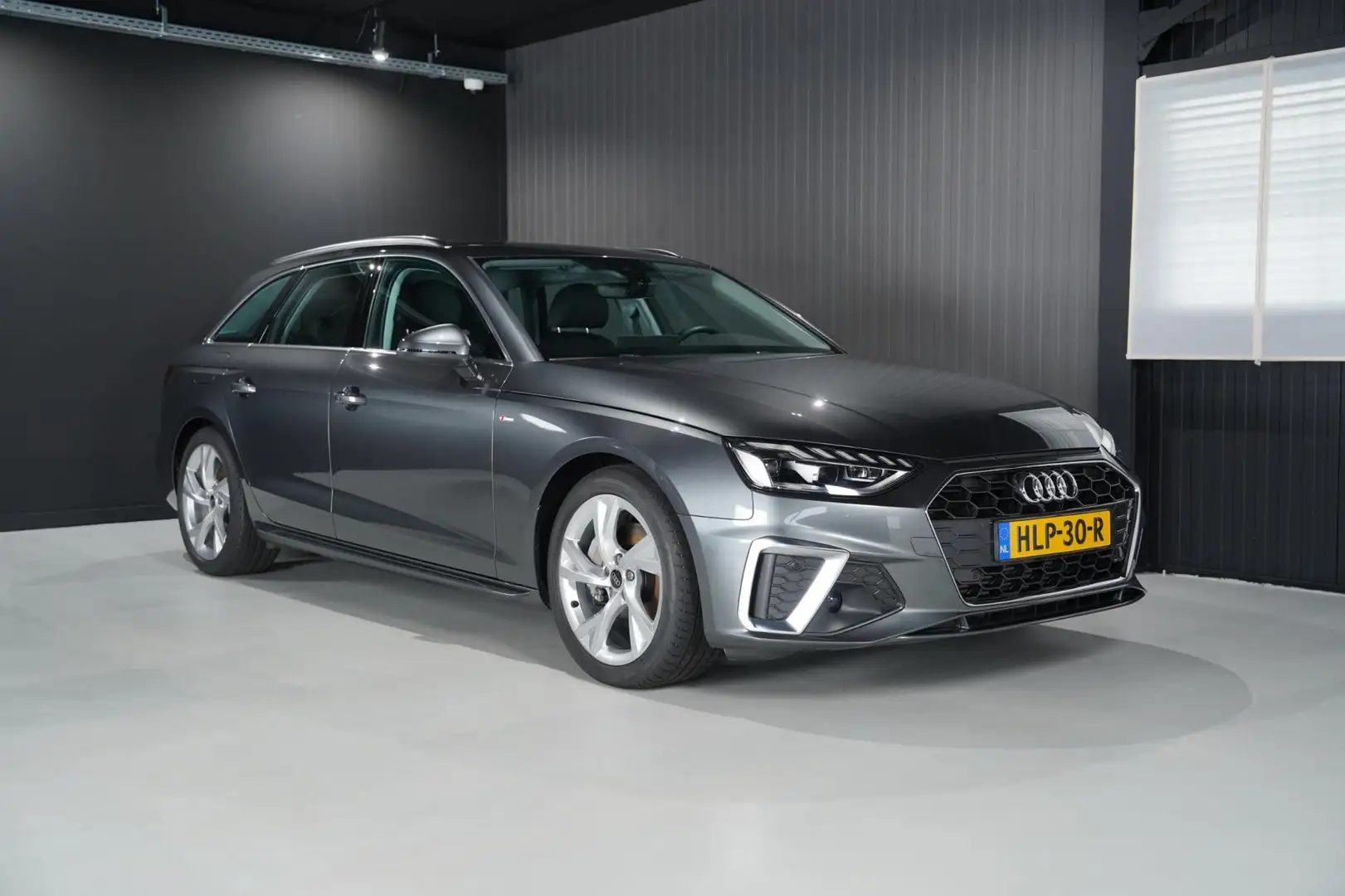 Audi A4 Avant 40 TFSI 204PK S line Plus S Tronic Avant Grijs - 1